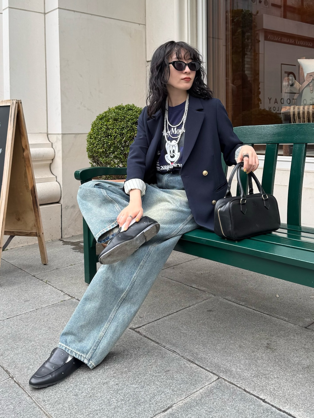 ブルー系のTシャツ/カットソー、ブルー系のテーラードジャケット、ブルー系のデニムパンツを着用したレディースの春コーディネートの7枚目の写真