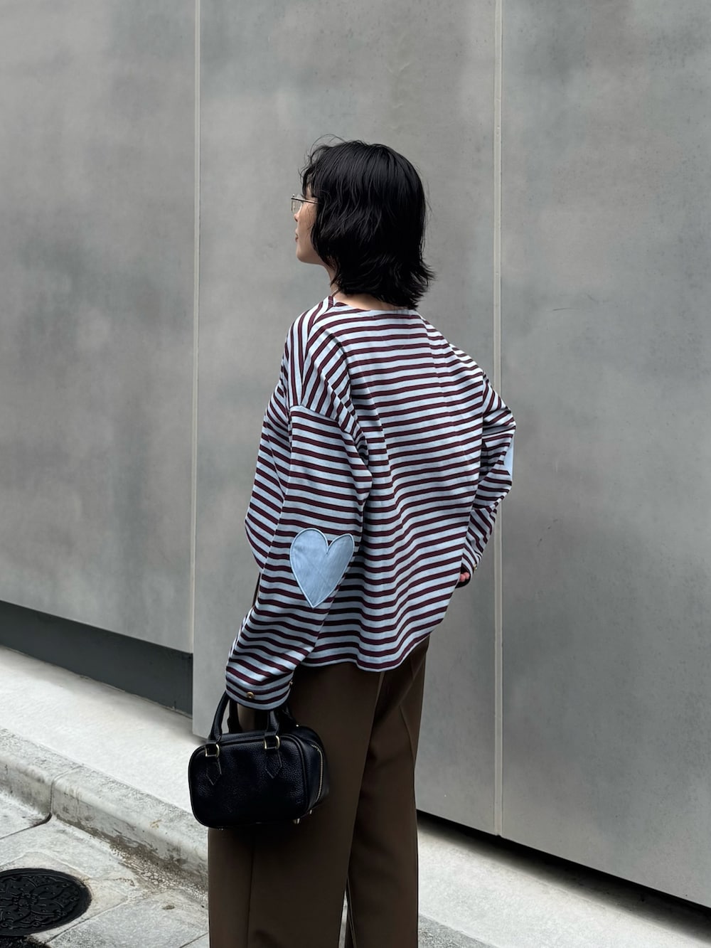 ブルー系のTシャツ/カットソー、イエロー系のスラックスを着用したレディースの秋コーディネートの4枚目の写真