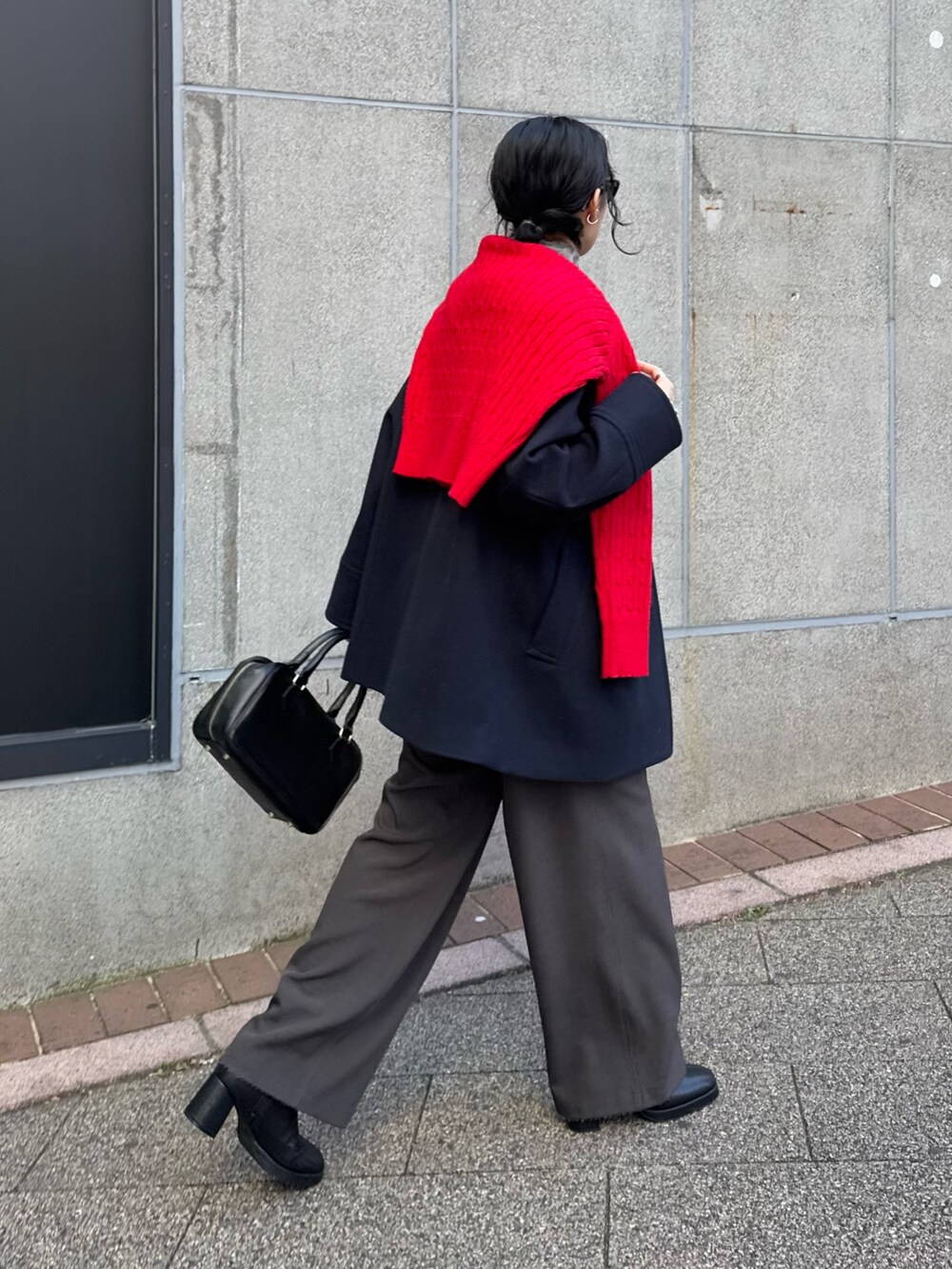 「冬コーデ、クリスマスに着たい服、マイベストコーデ2024、ブーツ、ニット、ボストンバッグ、休日スタイル、赤、きれいめカジュアル、冬アウター、オトナカジュアル、おでかけコーデ、ピーコート、スラックス、低身長コーデ」|「fredy emueのウール混ミドル丈Pコート(ピーコート、ブルー系)」を使った、スダサチカさん(レディース・155cm)の冬コーディネートの2枚目の写真