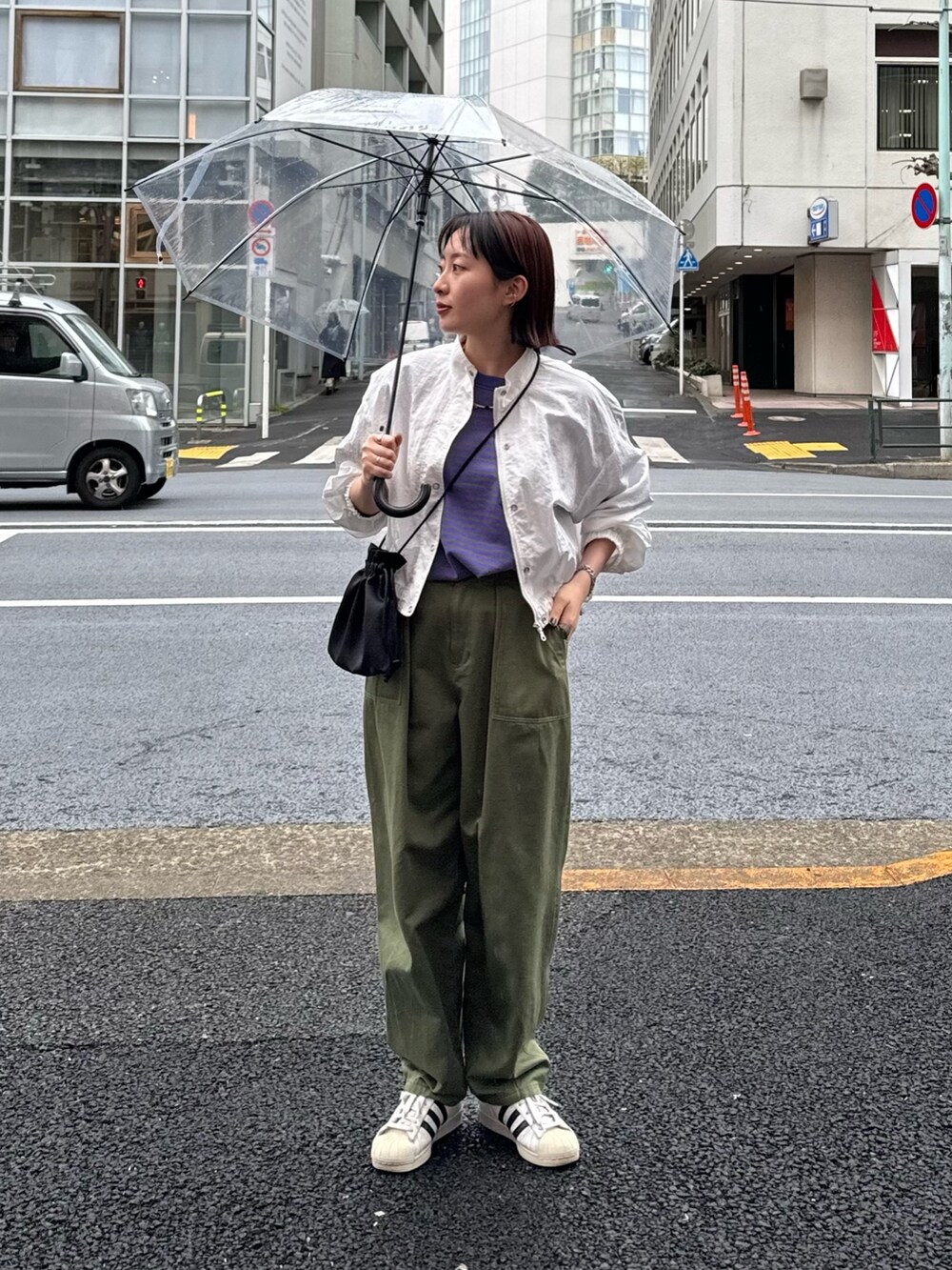 ホワイト系のブルゾン、パープル系のTシャツ/カットソー、グリーン系のその他パンツを着用したレディースの春コーディネートの5枚目の写真
