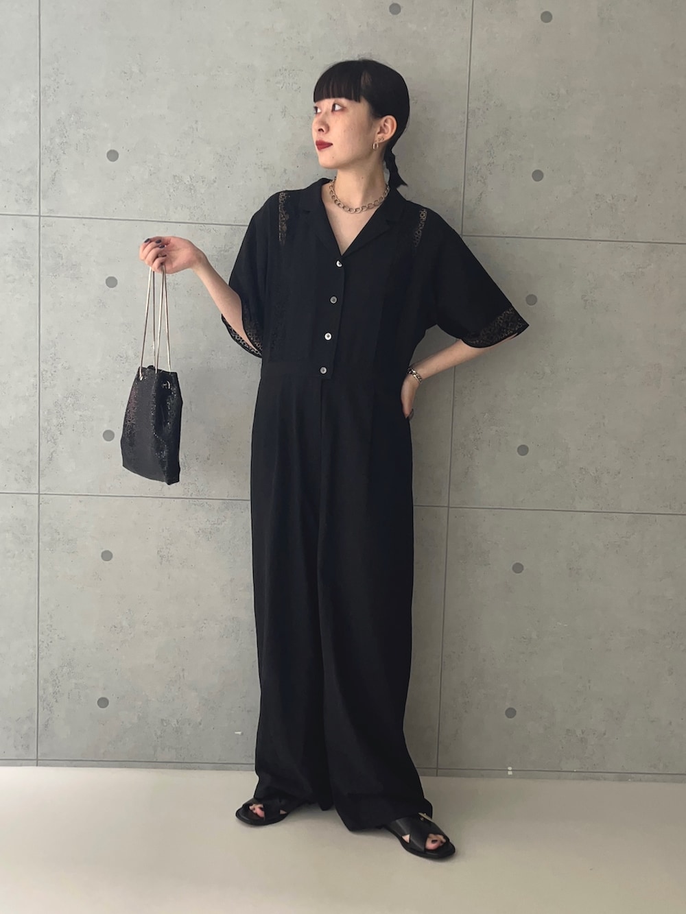 「夏コーデ、休日スタイル、お出かけコーデ、オールインワン、ブラックコーデ、オトナカジュアル、オトナ女子、巾着バッグ、キラキラバッグ、ラクチンコーデ、ワントーンコーデ、オールブラック、サンダルコーデ、レース、つなぎ」｜「fredy emueのレース切替オールインワン（つなぎ/オールインワン、ブラック系）」を使った、スダサチカさん（レディース・155cm）の夏コーディネートの2枚目の写真
