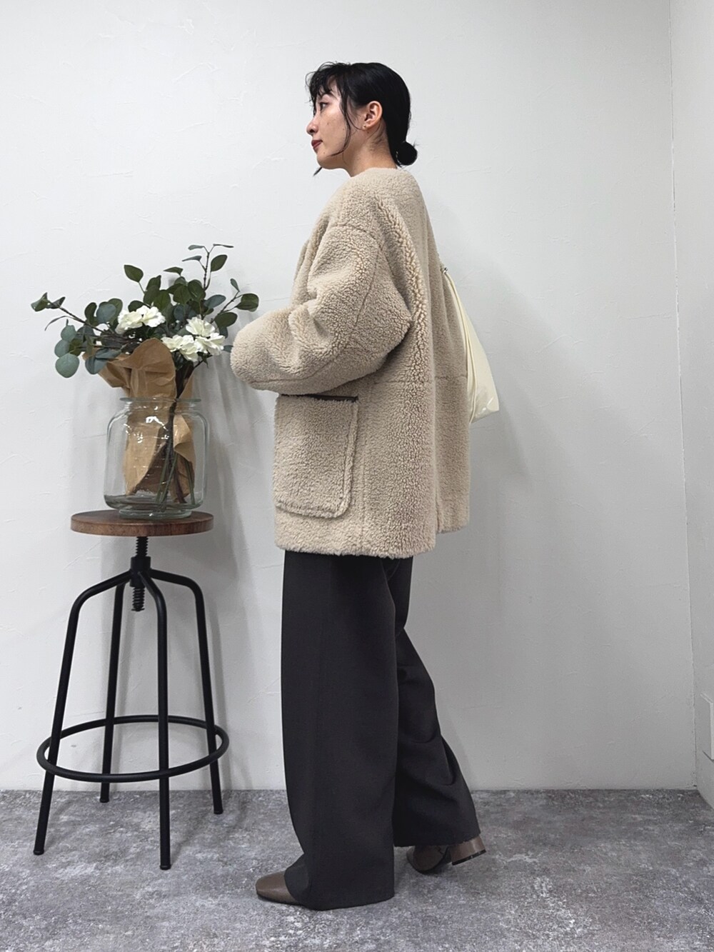 「冬コーデ、クリスマスに着たい服、ニット、休日スタイル、きれいめカジュアル、スラックス、ボア、ボアコート、ボアジャケット、ショルダーバッグ、ブーツ、シンプルコーデ、FREDY&GLOSTER、低身長コーデ、アウター」｜「fredy emueのボアミドル丈コート（ノーカラーコート、ベージュ系）」を使った、スダサチカさん（レディース・155cm）の冬コーディネートの2枚目の写真