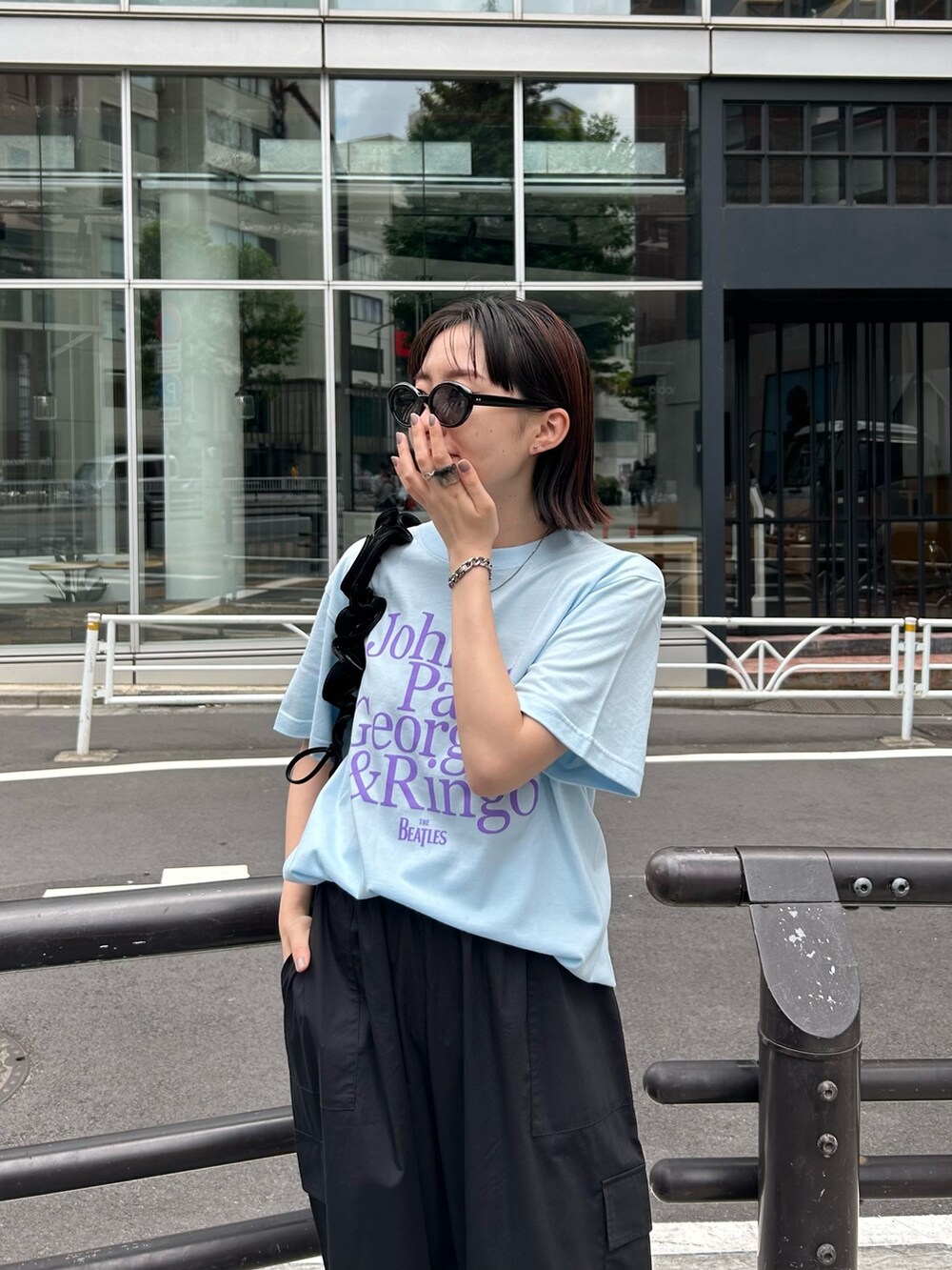 ブルー系のTシャツ/カットソーを着用したレディースの春コーディネートの9枚目の写真