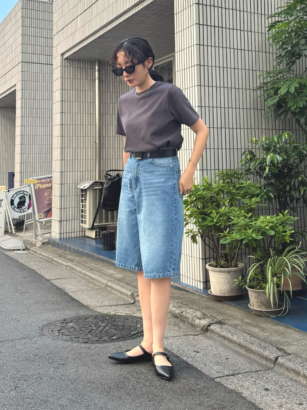 「夏コーデ、黒Tシャツ、きれいめカジュアル、ショートパンツ、デニム、サングラス、お出かけコーデ、休日スタイル、夏ファッション、Tシャツ、Tシャツ×デニム、ハーフパンツ、デニムパンツ、低身長コーデ、大人カジュアル」｜「fredy emueのベーシック半袖Tシャツ（Tシャツ/カットソー、グレー系）」を使った、スダサチカさん（レディース・155cm）の夏コーディネートの5枚目の写真