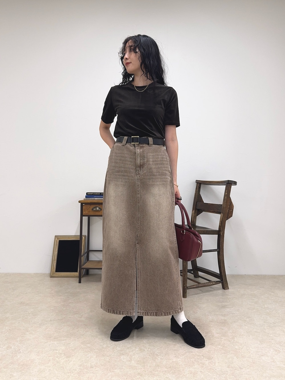 「お出かけコーデ、ロングスカート、休日スタイル、デニム、ブラウン、大人カジュアルコーデ、夏服、夏コーデ、秋服準備はじめました、デニムスカート、ワントーンコーデ、ベロア、ベロアトップス、低身長コーデ、ローファー」｜「fredy emueのベロア半袖Tシャツ（Tシャツ/カットソー、ブラウン系）」を使った、スダサチカさん（レディース・155cm）の夏コーディネートの5枚目の写真