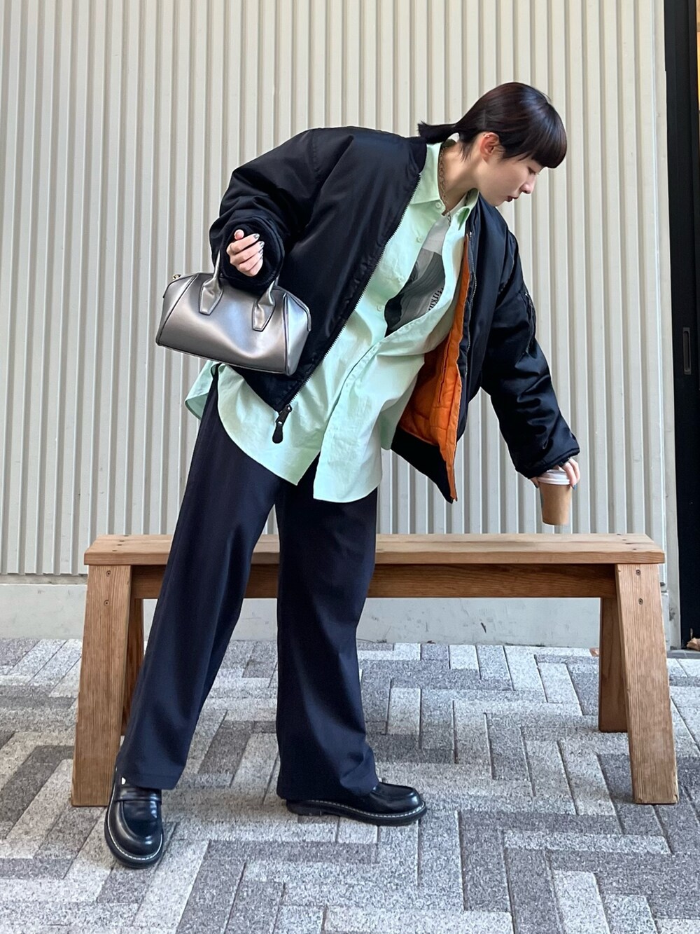 グリーン系のシャツ/ブラウス、ブラック系のその他パンツ、ブラック系のローファーを着用したレディースの冬コーディネートの2枚目の写真