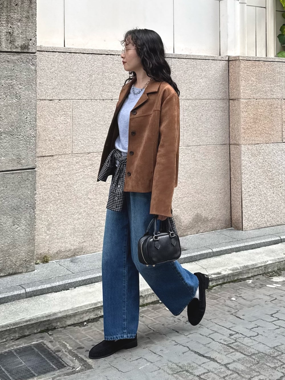 ブラウン系のダウンジャケット/コート、グレー系のスウェット、ブラック系のシャツ/ブラウスを着用したレディースの秋コーディネートの2枚目の写真