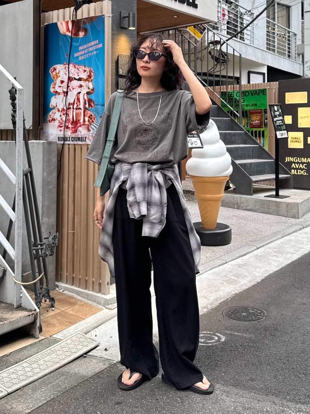 グレー系のTシャツ/カットソー、ブラック系のその他パンツ、グレー系のシャツ/ブラウスを着用したレディースの夏コーディネートの2枚目の写真