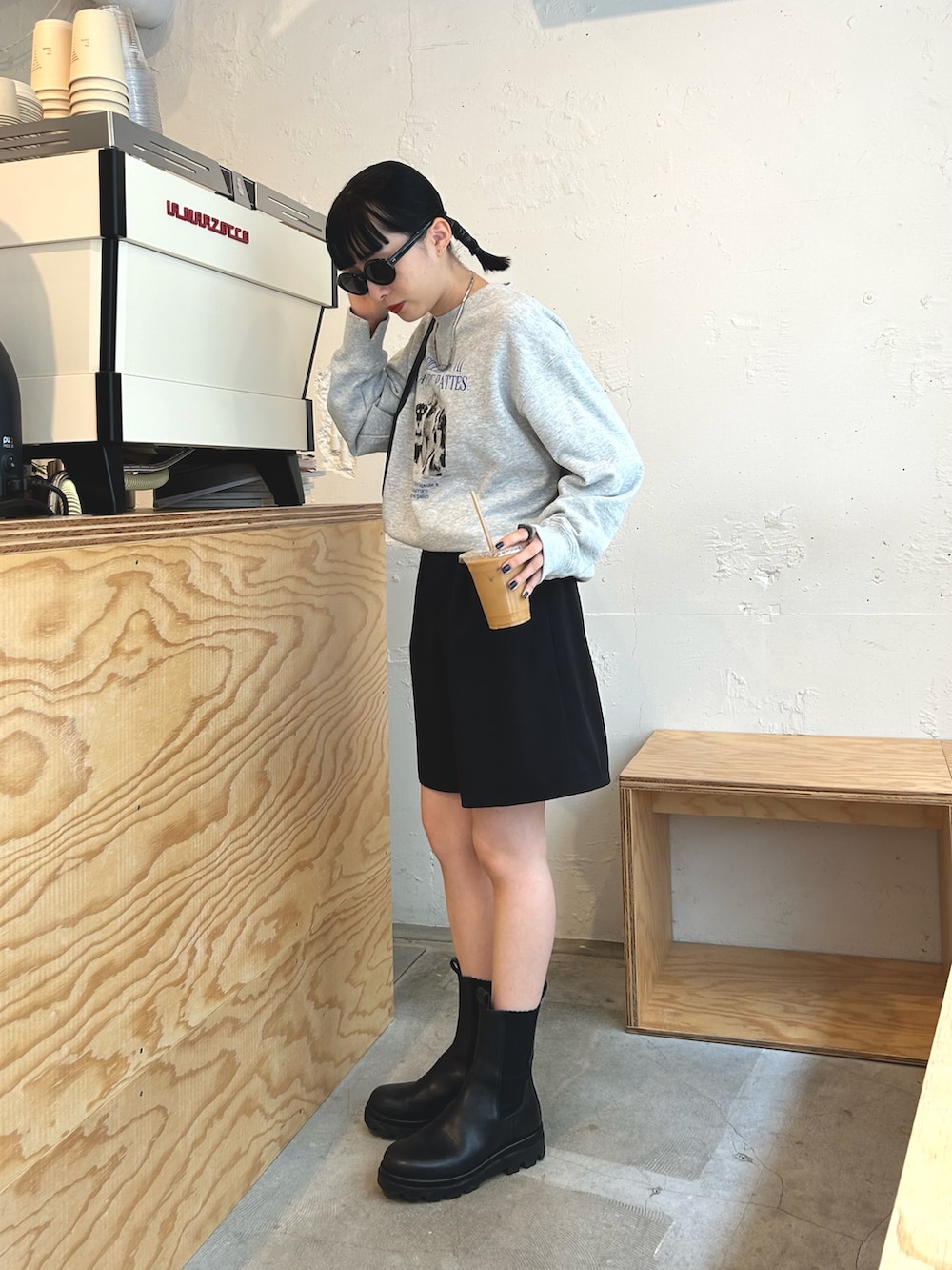 グレー系のスウェット、ブラック系のその他パンツ、ブラック系のハンドバッグを着用したレディースの秋コーディネートの7枚目の写真