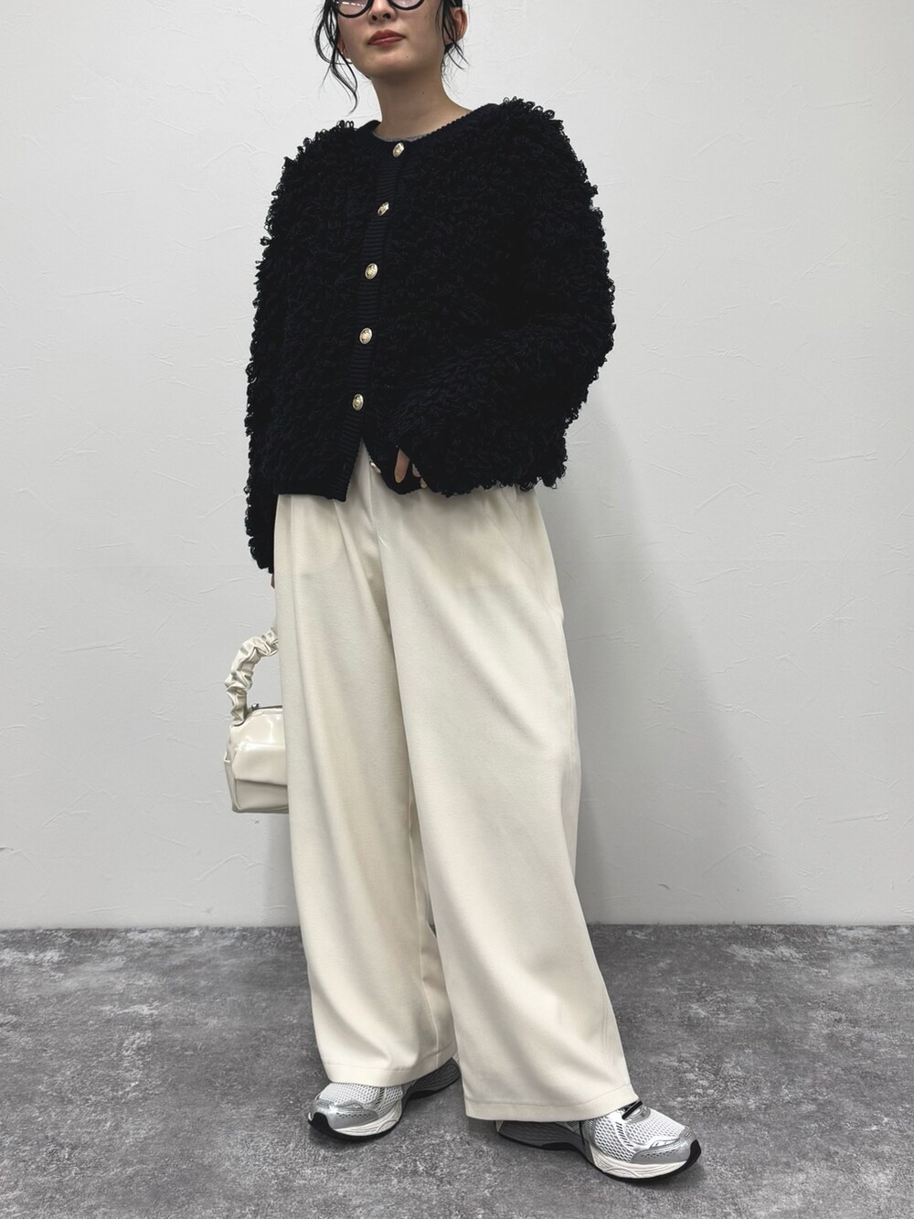 ブルー系のカーディガン/ボレロ、ホワイト系のその他パンツ、ホワイト系のハンドバッグを着用したレディースの冬コーディネートの4枚目の写真