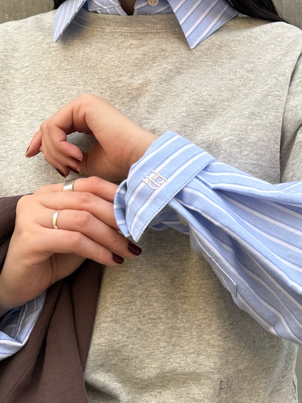 グレー系のTシャツ/カットソー、ブルー系のシャツ/ブラウス、ブルー系のその他パンツを着用したレディースの春コーディネートの7枚目の写真