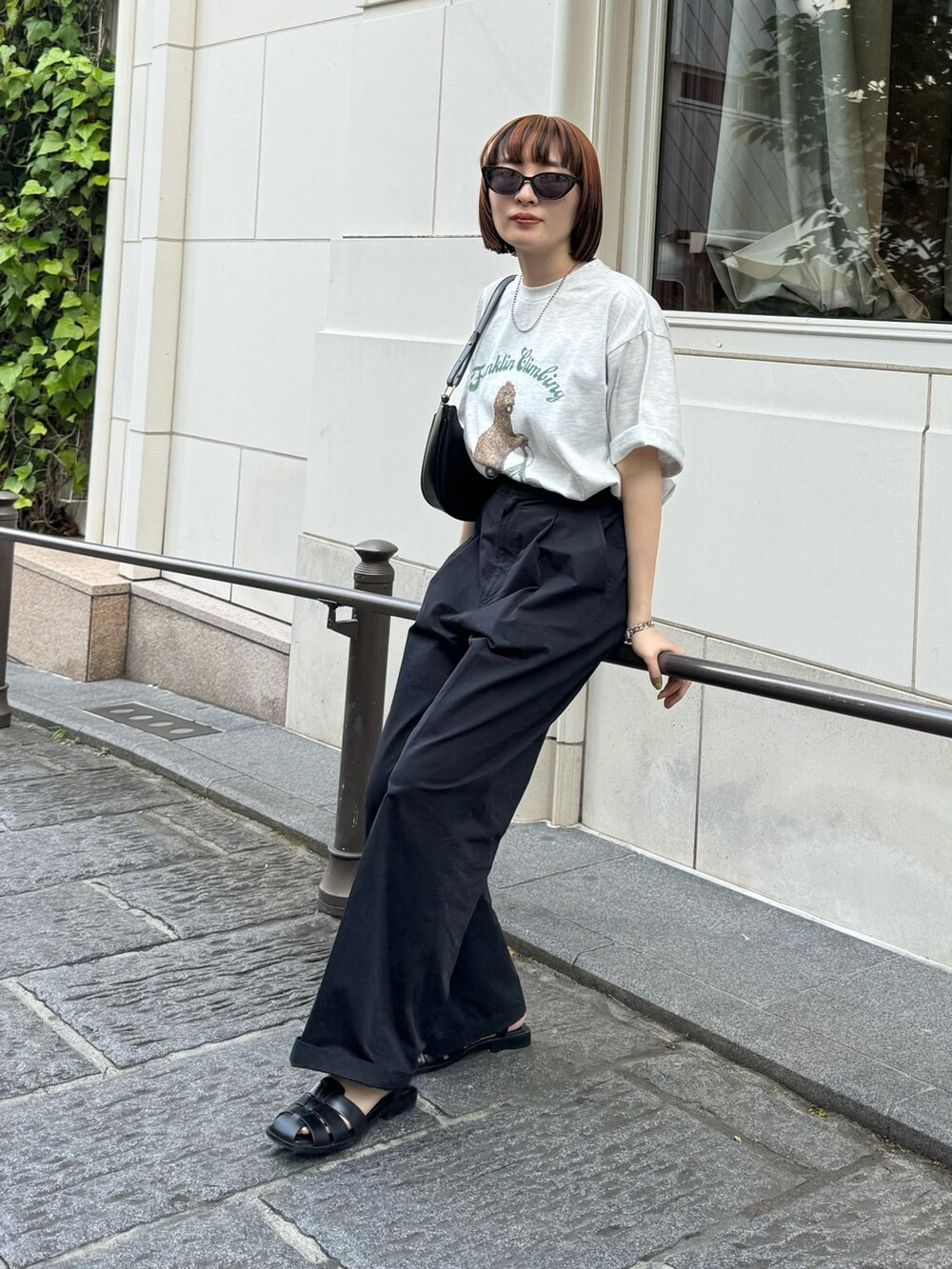 グレー系のTシャツ/カットソー、ブラック系のチノパンツを着用したレディースの春コーディネートの5枚目の写真