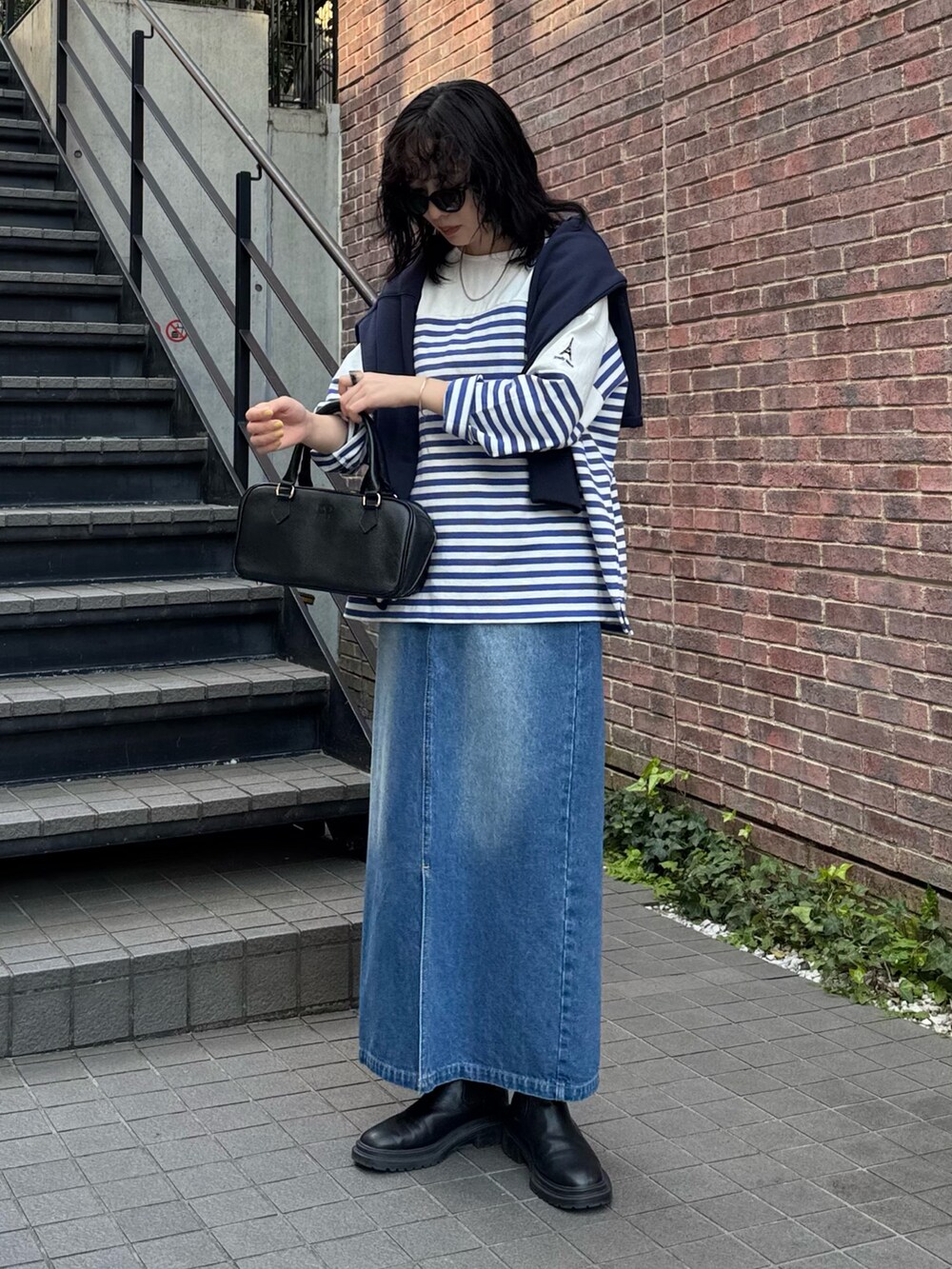 「春色、春めき満開コーデ、休日スタイル、ボーダー、デートコーデ、お出かけコーデ、大人カジュアル、おでかけコーデ、シンプルスタイル、デニムスカート、デニムコーデ、ワントーンコーデ、ブルーコーデ、低身長コーデ、FREDY&GLOSTER」｜「fredy emueのパネルボーダー刺繍プルオーバー（Tシャツ/カットソー、ブルー系）」を使った、スダサチカさん（骨格ナチュラル・レディース・155cm）の春コーディネートの2枚目の写真