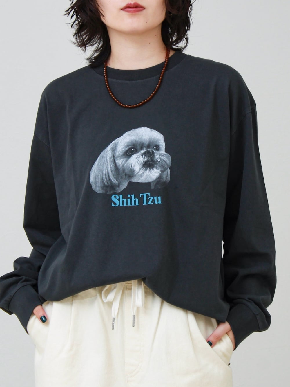 ブラック系のTシャツ/カットソー、ホワイト系のその他パンツ、ブラウン系のネックレスを着用したレディースの夏コーディネートの3枚目の写真