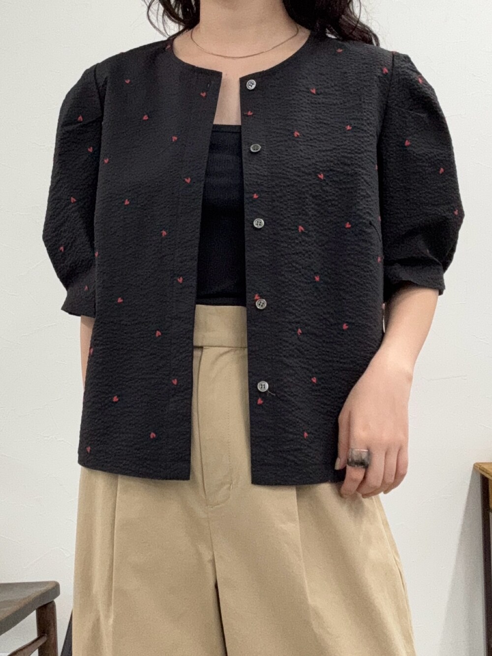 「デートコーデ、きれいめカジュアル、夏コーデ、韓国ファッション、夏服コーデ、オトナカワイイ、シンプルカジュアル、キレイめカジュアル、ブラウス、ブラウスコーデ、ハート、チノパン、低身長コーデ、FREDY&GLOSTER、春夏コーデ」｜「fredy emueの【WEB限定カラーあり】コットンリップルハート刺繍ブラウス（シャツ/ブラウス、ブラック系）」を使った、スダサチカさん（骨格ナチュラル・レディース・155cm）の夏コーディネートの5枚目の写真
