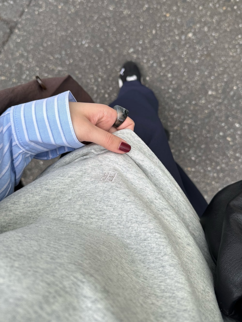 グレー系のTシャツ/カットソー、ブルー系のシャツ/ブラウス、ブルー系のその他パンツを着用したレディースの春コーディネートの8枚目の写真