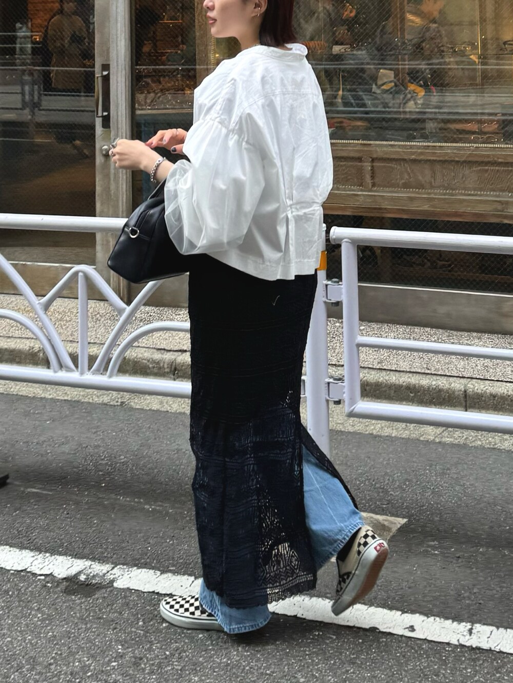 ホワイト系のTシャツ/カットソー、ホワイト系のシャツ/ブラウス、ブラック系のスカートを着用したレディースの春コーディネートの4枚目の写真