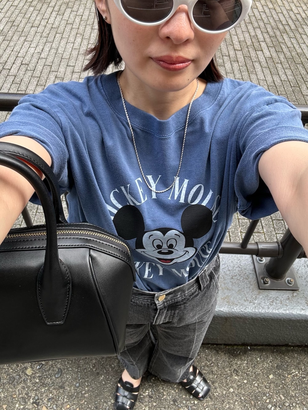 「デニム、メガネ女子、春夏コーデ、休日スタイル、シンプルコーデ、サングラス、低身長コーデ、グルカサンダル、パンツスタイル、Tシャツ、GOOD ROCK SPEED、ミッキー、ブラックデニム、FREDY&GLOSTER、オトナカジュアル」｜「GOOD ROCK SPEEDの【GOOD ROCK SPEED/グッドロックスピード】MICKEY Tシャツ（Tシャツ/カットソー、ブルー系）」を使った、スダサチカさん（レディース・155cm）の春コーディネートの6枚目の写真