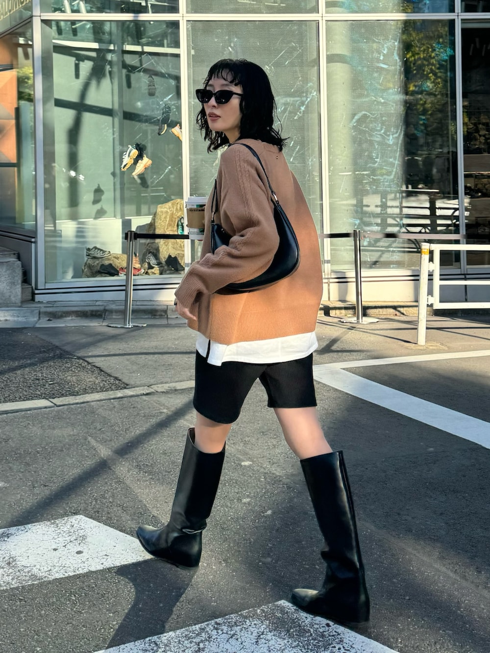 「最近のいい感じコーデ、ブラウン、冬コーデ、お出かけコーデ、ブーツ、ロングブーツ、ハーフパンツ、ニット、キャメル、オトナカジュアル、シンプルコーデ、海外系ファッション、FREDY&GLOSTER、低身長コーデ、ケーブルニット」｜「fredy emueのカシミヤ混ケーブル柄ラインニットプルオーバー（ニット/セーター、イエロー系）」を使った、スダサチカさん（レディース・155cm）の秋コーディネートの4枚目の写真