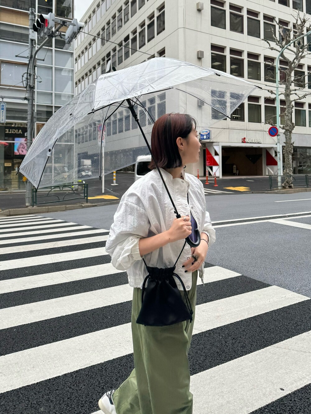 ホワイト系のブルゾン、パープル系のTシャツ/カットソー、グリーン系のその他パンツを着用したレディースの春コーディネートの3枚目の写真