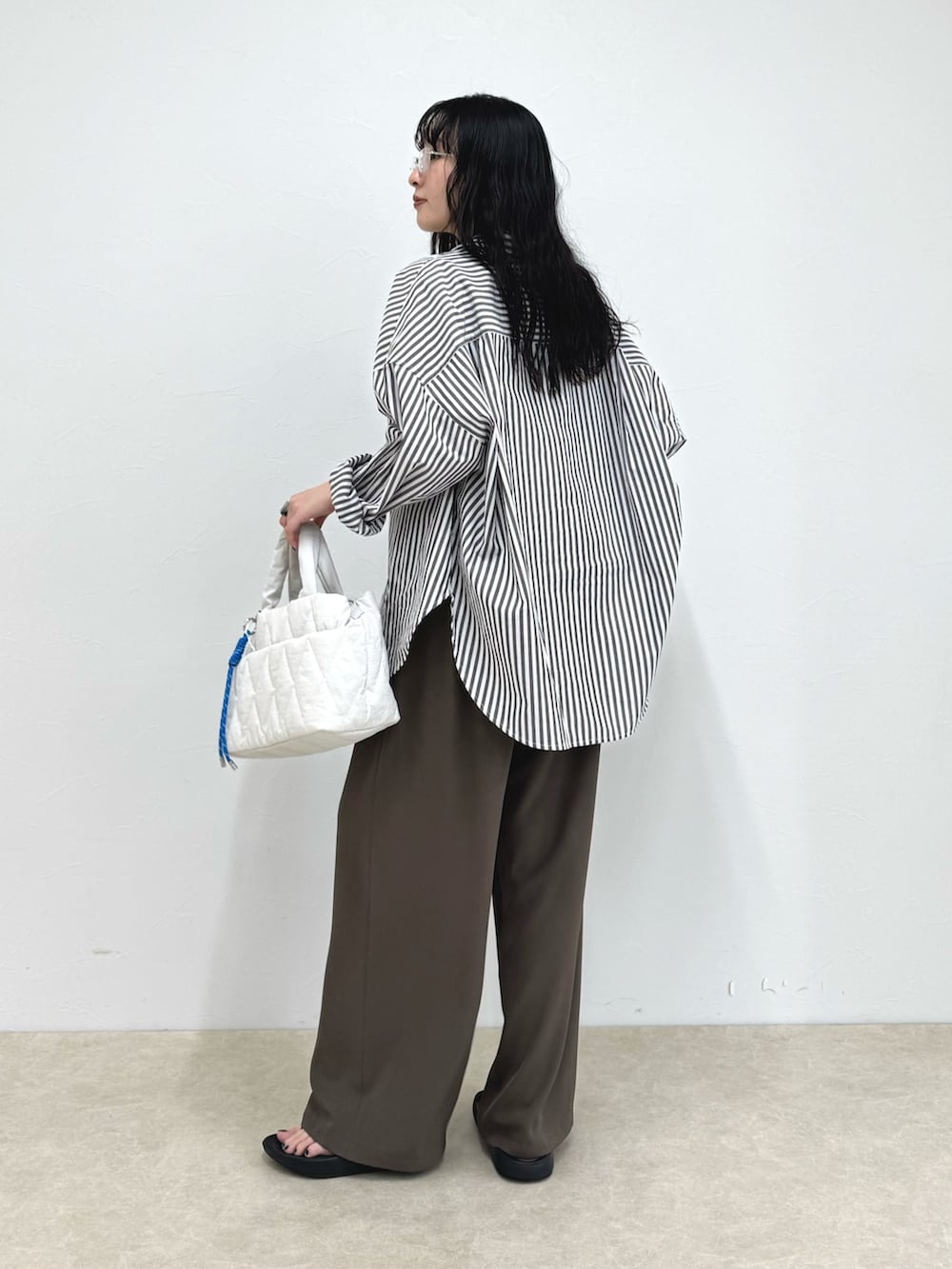 ブラウン系のシャツ/ブラウス、ホワイト系のショルダーバッグ、ブラウン系のその他パンツを着用したレディースの春コーディネートの3枚目の写真