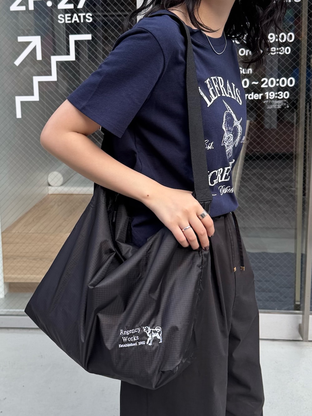 「スポーツミックス、サンダル、雨の日コーデ、ショルダーバッグ、厚底サンダル、サングラス、夏コーデ、大人カジュアルコーデ、ノームコア、Tシャツ、スニーカーサンダル、メリージェーン、シンプルコーデ、チノパン、低身長コーデ」｜「fredy emueのLemonコンパクトグラフィックTシャツ（Tシャツ/カットソー、ブルー系）」を使った、スダサチカさん（骨格ナチュラル・レディース・155cm）の夏コーディネートの6枚目の写真