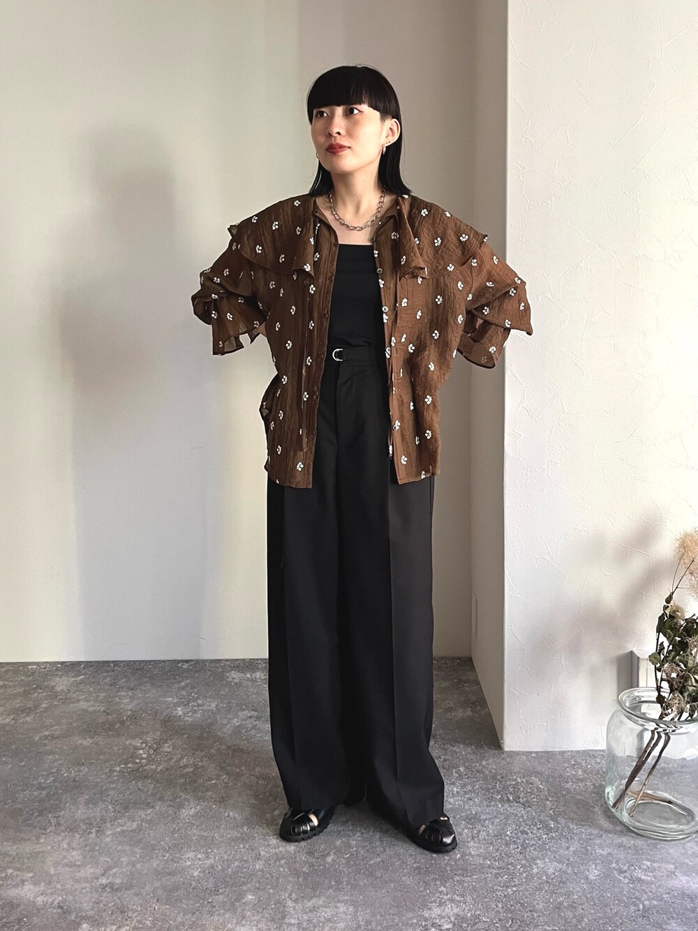 ブラウン系のシャツ/ブラウス、ブラック系のスラックス、ブラック系のサンダルを着用したレディースの夏コーディネートの3枚目の写真