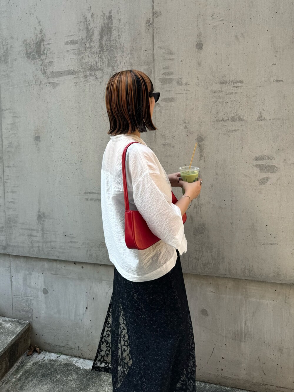 ホワイト系のシャツ/ブラウス、ブラック系のスカート、ブラック系のその他パンツを着用したレディースの夏コーディネートの5枚目の写真