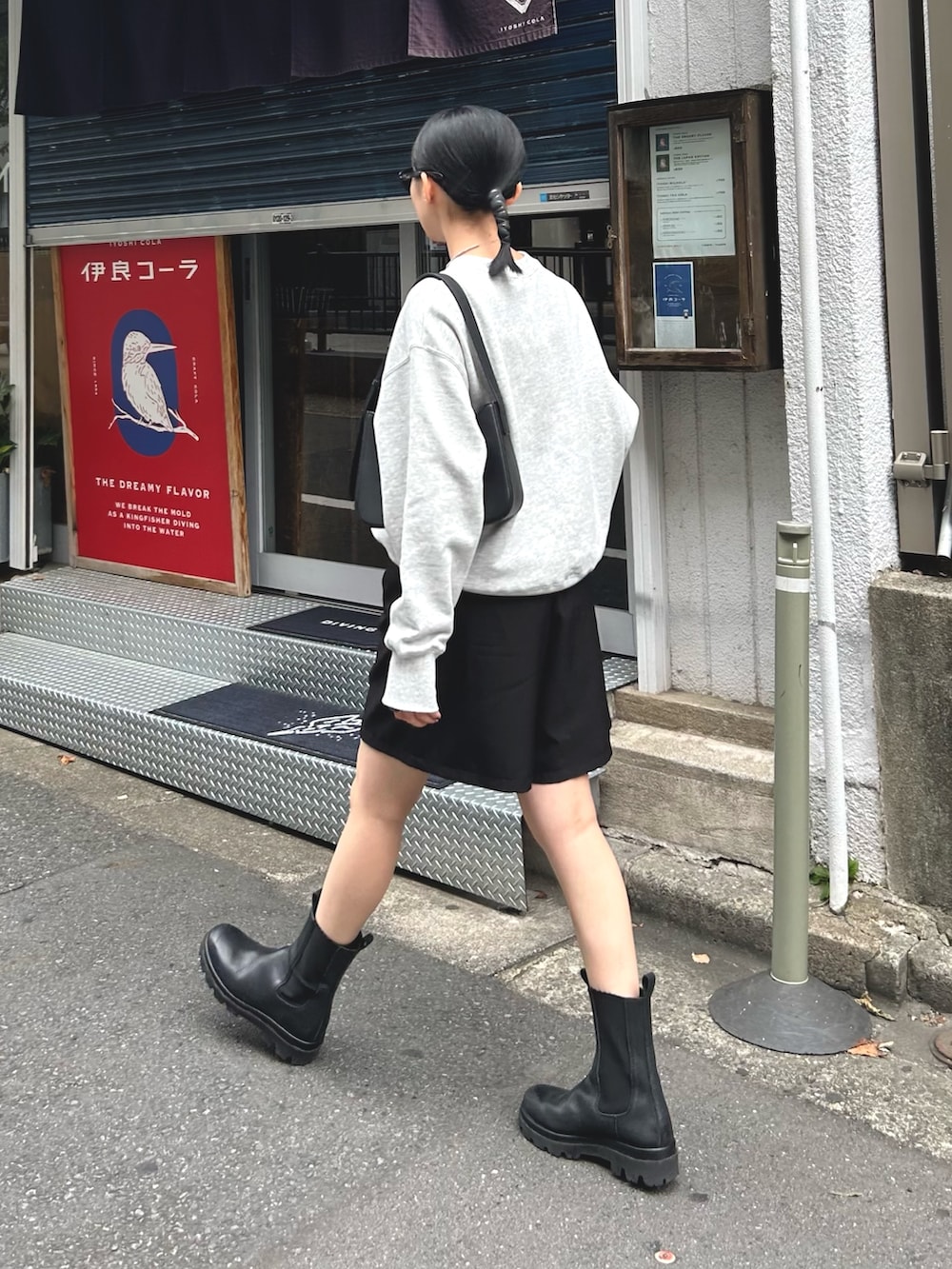 グレー系のスウェット、ブラック系のその他パンツ、ブラック系のハンドバッグを着用したレディースの秋コーディネートの5枚目の写真