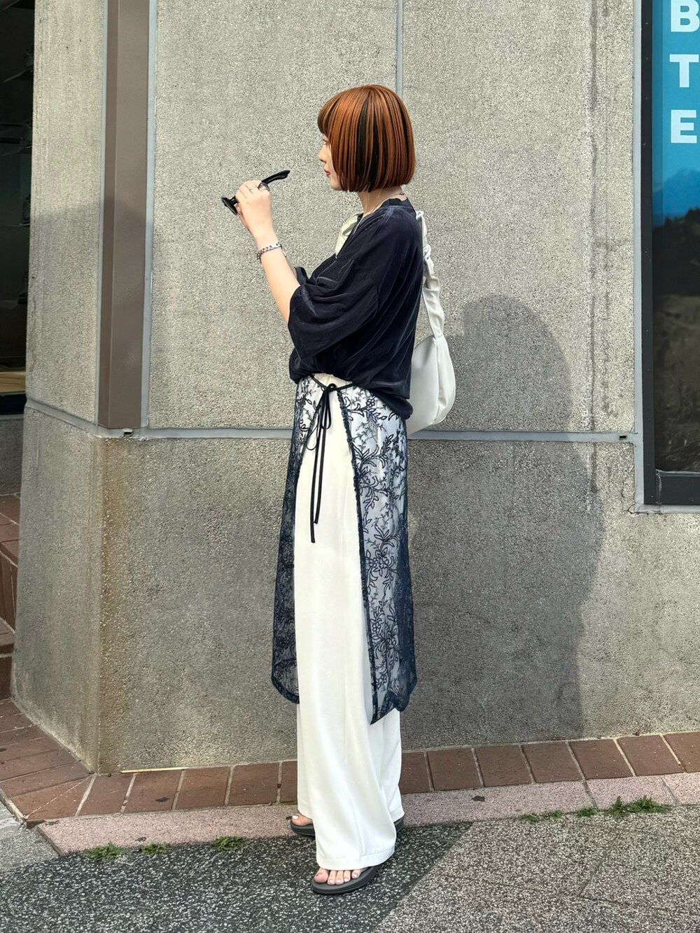 ブルー系のスカート、ホワイト系のその他パンツ、グレー系のサンダルを着用したレディースの夏コーディネートの3枚目の写真