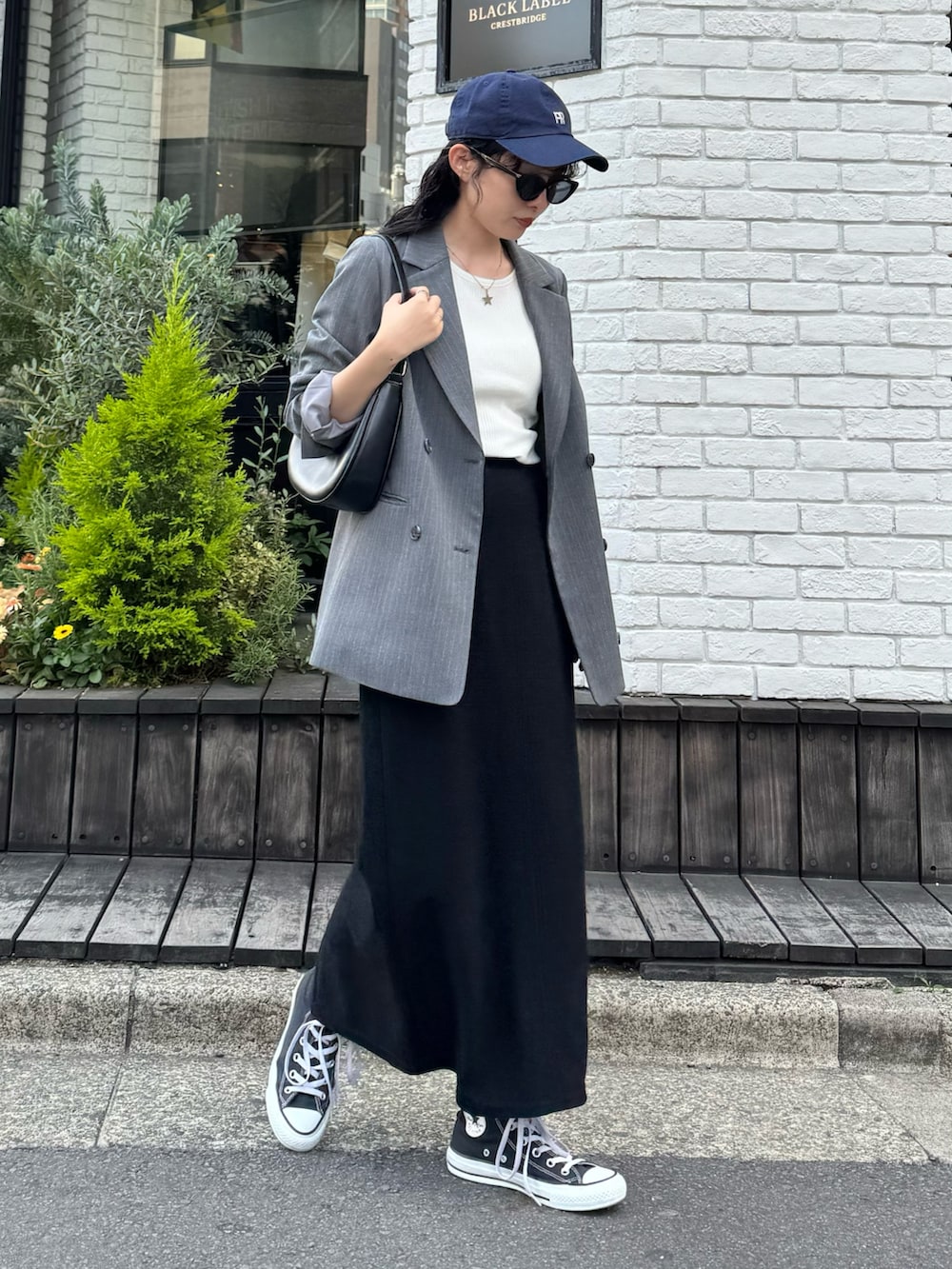 「大人カジュアル、最近のいい感じコーデ、モノトーン、春夏コーデ、キャップ、シンプルコーデ、きれいめカジュアル、休日スタイル、スニーカー、サングラス、春服、オトナカジュアル、ジャケットスタイル、低身長コーデ、タイトスカート」｜「fredy emueの【haru企画】ストライプダブルブレストジャケット（テーラードジャケット、グレー系）」を使った、スダサチカさん（骨格ナチュラル・レディース・155cm）の春コーディネートの5枚目の写真