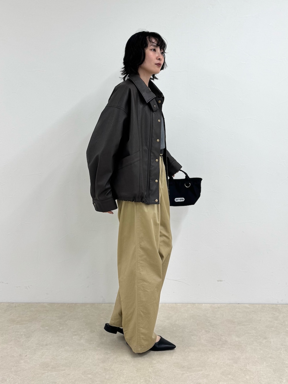 ブラウン系のブルゾン、グレー系のTシャツ/カットソー、ベージュ系のその他パンツを着用したレディースの夏コーディネートの3枚目の写真
