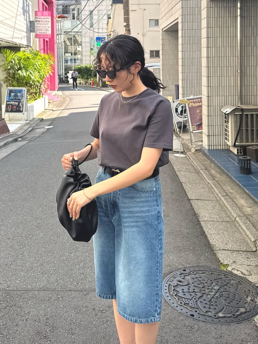 「夏コーデ、黒Tシャツ、きれいめカジュアル、ショートパンツ、デニム、サングラス、お出かけコーデ、休日スタイル、夏ファッション、Tシャツ、Tシャツ×デニム、ハーフパンツ、デニムパンツ、低身長コーデ、大人カジュアル」｜「fredy emueのベーシック半袖Tシャツ（Tシャツ/カットソー、グレー系）」を使った、スダサチカさん（レディース・155cm）の夏コーディネートの4枚目の写真