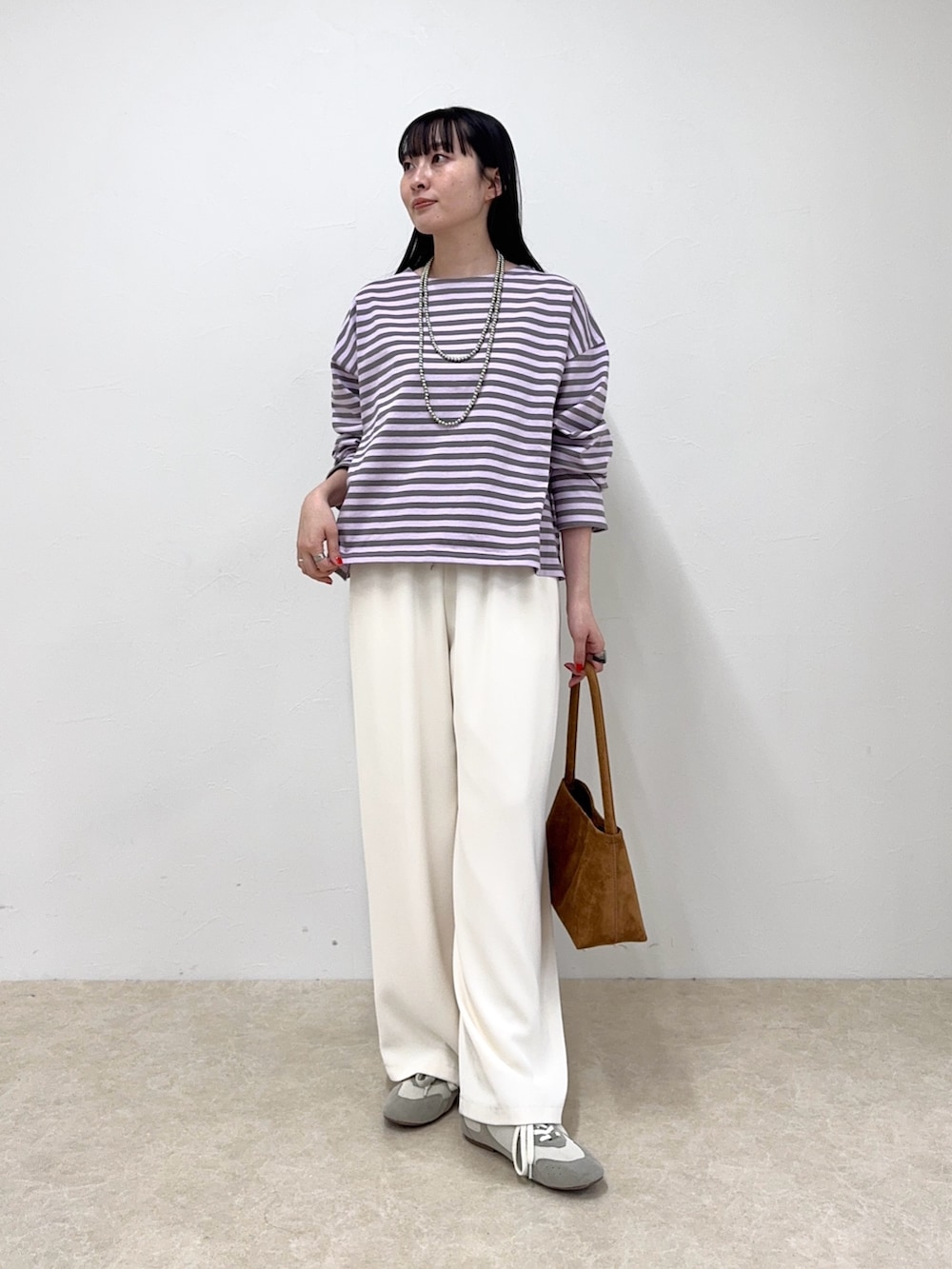 パープル系のTシャツ/カットソー、ホワイト系のその他パンツ、イエロー系のショルダーバッグを着用したレディースの冬コーディネートの2枚目の写真