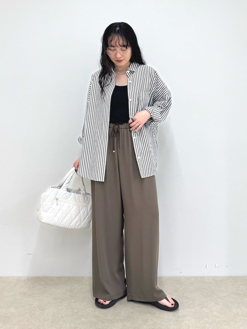 ブラウン系のシャツ/ブラウス、ホワイト系のショルダーバッグ、ブラウン系のその他パンツを着用したレディースの春コーディネートの2枚目の写真