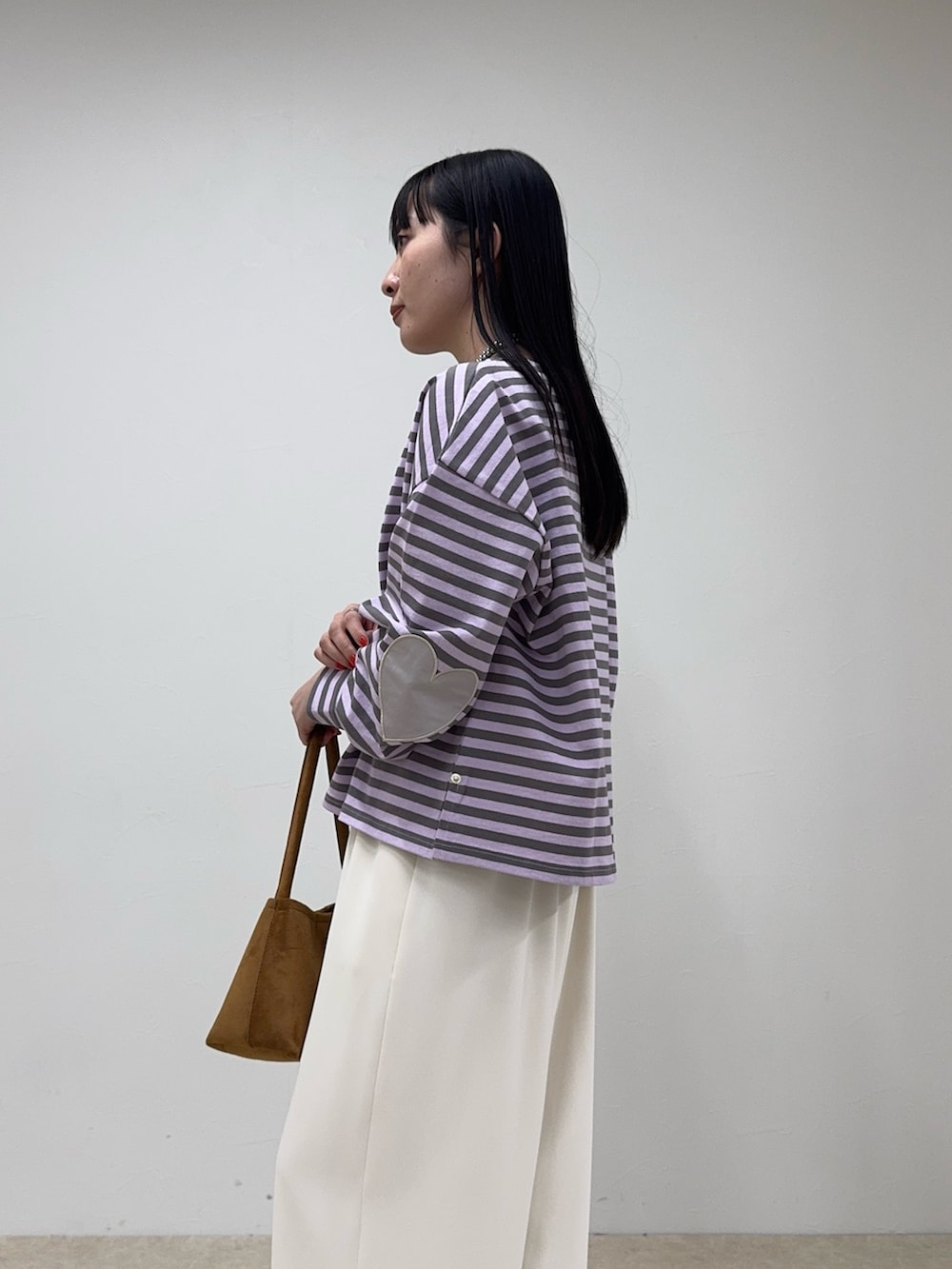 パープル系のTシャツ/カットソー、ホワイト系のその他パンツ、イエロー系のショルダーバッグを着用したレディースの冬コーディネートの5枚目の写真