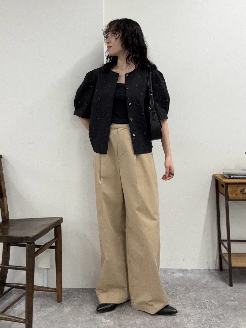 「デートコーデ、きれいめカジュアル、夏コーデ、韓国ファッション、夏服コーデ、オトナカワイイ、シンプルカジュアル、キレイめカジュアル、ブラウス、ブラウスコーデ、ハート、チノパン、低身長コーデ、FREDY&GLOSTER、春夏コーデ」｜「fredy emueの【WEB限定カラーあり】コットンリップルハート刺繍ブラウス（シャツ/ブラウス、ブラック系）」を使った、スダサチカさん（骨格ナチュラル・レディース・155cm）の夏コーディネートの2枚目の写真