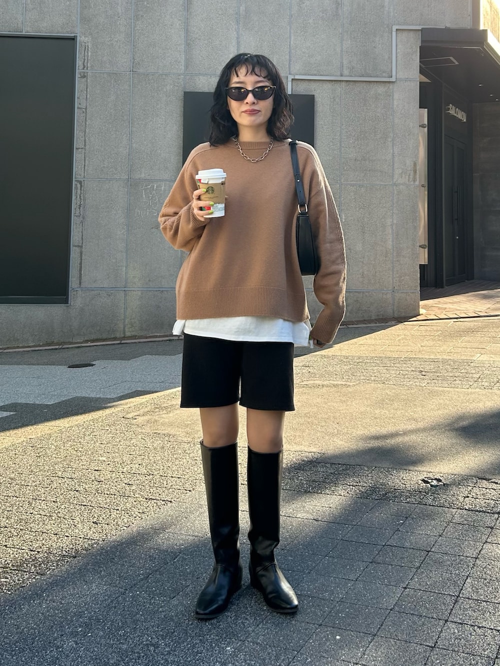 「最近のいい感じコーデ、ブラウン、冬コーデ、お出かけコーデ、ブーツ、ロングブーツ、ハーフパンツ、ニット、キャメル、オトナカジュアル、シンプルコーデ、海外系ファッション、FREDY&GLOSTER、低身長コーデ、ケーブルニット」｜「fredy emueのカシミヤ混ケーブル柄ラインニットプルオーバー（ニット/セーター、イエロー系）」を使った、スダサチカさん（レディース・155cm）の秋コーディネートの6枚目の写真