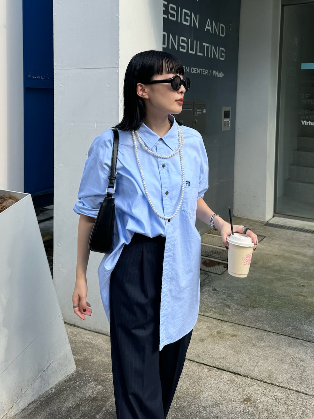 「秋服準備はじめました、シャツスタイル、休日スタイル、スニーカー、秋コーデ、シンプルスタイル、ワントーン、ブルーコーデ、スラックス、ストライプ、ストライプパンツ、FREDY&GLOSTER、低身長コーデ、パールネックレス、ロングネックレス」｜「fredy emueのFR刺繍ベーシックシャツ（シャツ/ブラウス、ブルー系）」を使った、スダサチカさん（レディース・155cm）の秋コーディネートの5枚目の写真