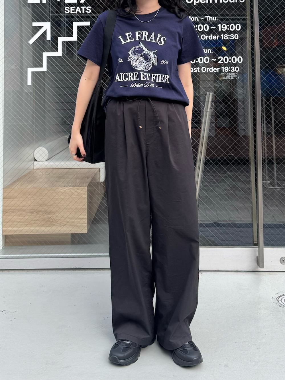「スポーツミックス、サンダル、雨の日コーデ、ショルダーバッグ、厚底サンダル、サングラス、夏コーデ、大人カジュアルコーデ、ノームコア、Tシャツ、スニーカーサンダル、メリージェーン、シンプルコーデ、チノパン、低身長コーデ」｜「fredy emueのLemonコンパクトグラフィックTシャツ（Tシャツ/カットソー、ブルー系）」を使った、スダサチカさん（骨格ナチュラル・レディース・155cm）の夏コーディネートの4枚目の写真