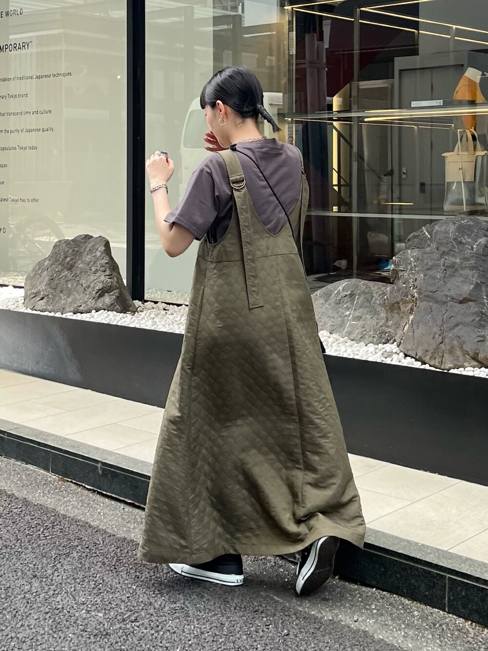 「アツいコーデ全部見せ、ショルダーバッグ、秋服準備はじめました、ロゴT、ワンピース、カラー×コーデ、休日スタイル、ジャンスカ、キルティング、Tシャツ、コンバース、ダークカラー、カーキ、秋先取りコーデ、低身長コーデ」｜「fredy emueのグラフィックプリントTシャツ（Tシャツ/カットソー、グレー系）」を使った、スダサチカさん（レディース・155cm）の夏コーディネートの3枚目の写真