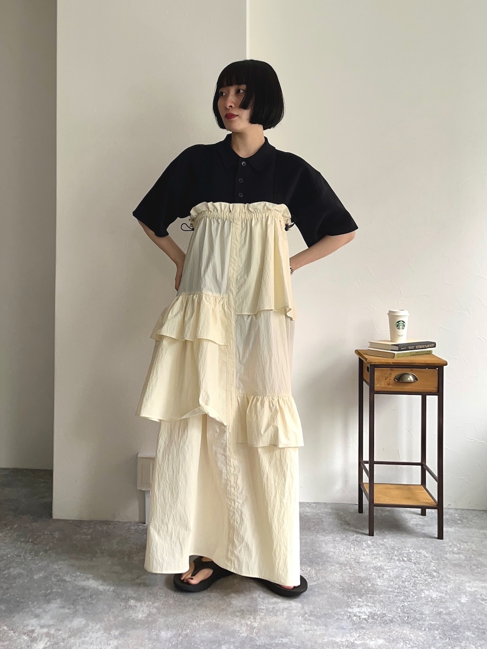 「キャミワンピ、お出かけコーデ、夏コーデ、モノトーン、休日スタイル、ポロシャツ、ポロシャツコーデ、ニットポロ、ワンピース、ワンピーススタイル、レイヤードスタイル、白黒、oofos、ユニセックス、オーバーサイズ」｜「GLOSTERの【GLOSTER/グロスター】ミラノリブ ニットポロシャツ サマーニット（ポロシャツ、ブラック系）」を使った、スダサチカさん（レディース・155cm）の夏コーディネートの2枚目の写真