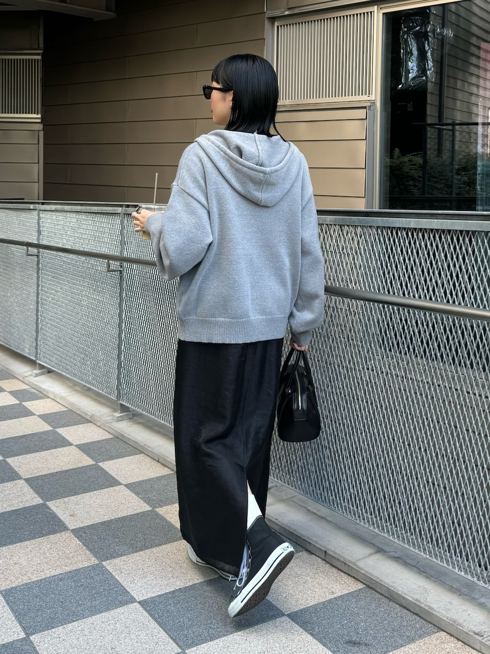 「スポーツミックス、ボストンバッグ、ロングスカート、スニーカー、秋コーデ、お出かけコーデ、パーカー、パーカーコーデ、ジップパーカ、スカート、コンバース、FREDY&GLOSTER、低身長コーデ、トレンドファッション、大人カジュアル」｜「fredy emueのフードニットZIPパーカー（パーカー、グレー系）」を使った、スダサチカさん（レディース・155cm）の秋コーディネートの3枚目の写真