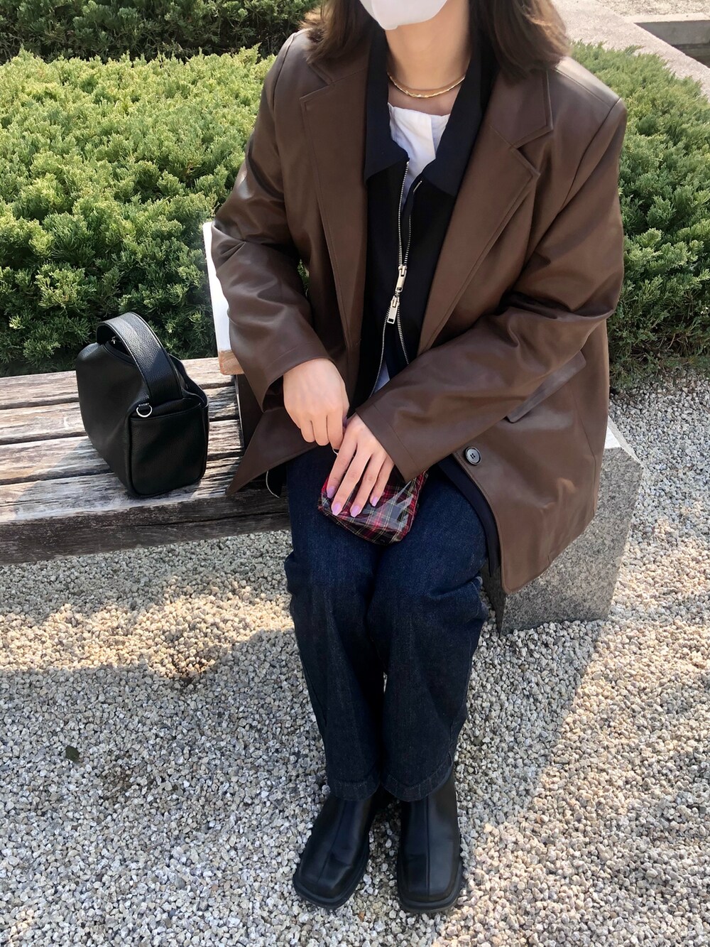 ブラック系のデニムパンツ、ブラウン系のジャケット/アウターを着用したレディースの春コーディネートの2枚目の写真