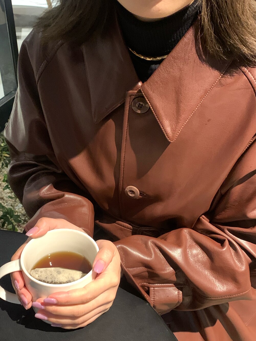ブラウン系のジャケット/アウターを着用したレディースの春コーディネートの2枚目の写真