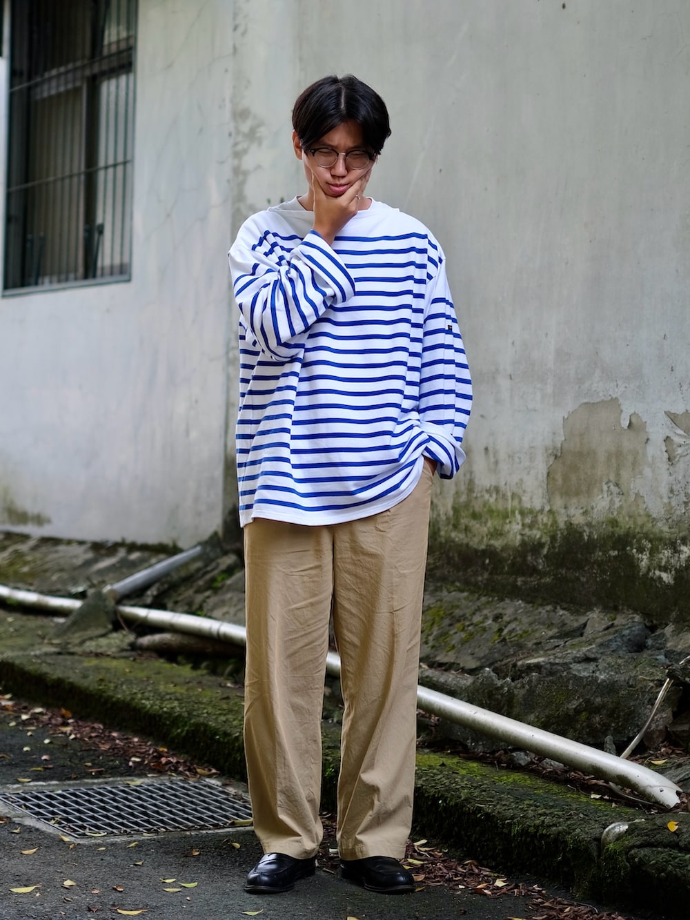 「メンズファッション、お洒落さんとつながりたい、ファッションを楽しもう、秋のコーデ、ootd、ootdtw、秋コーデ、STILL BY HAND、今日のコーデ、outil、シンプルコーデ、シンプル、バスクシャツ、ローファー、cleanfit」｜「STILL BY HANDの【STILL BY HAND】CENTER CREASE SEMI-WIDE TROUSERS スティルバイバンド センタープレス セミワイドスラックス / size 46 / ￥19,800（パンツ、ベージュ系）」を使った、Kさん（メンズ・174cm）の秋コーディネートの2枚目の写真