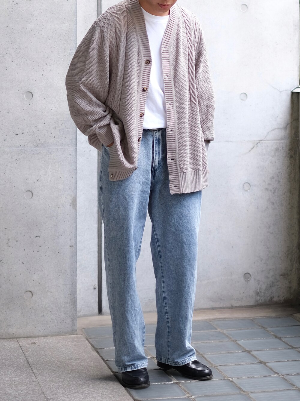 「秋冬コーデ、大人カジュアル、おしゃれさんと繋がりたい、ファッションを楽しもう、休日コーデ、ootd、ootdtw、冬アウター、シンプルコーデ、シンプル、ローファー、ニット、UNIQLOU、デニムパンツ、デニム」｜「Air Tokyoのバギー デニムパンツ <セレクトアイテム>（デニムパンツ、ブルー系）」を使った、Kさん（メンズ・174cm）の秋コーディネートの2枚目の写真