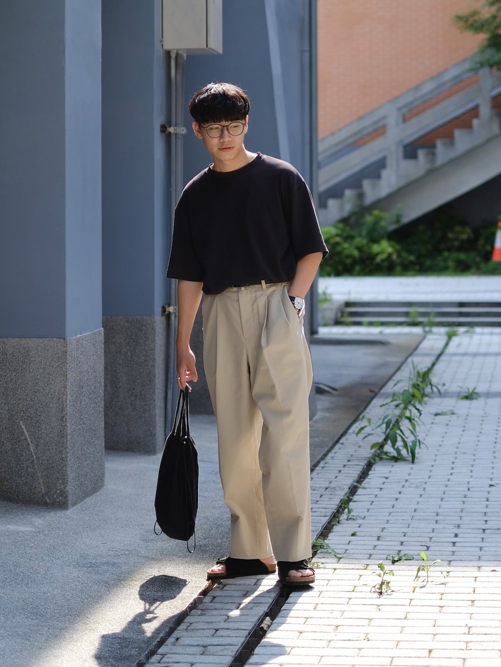 「シンプルコーデ、リラックススタイル、お洒落さんとつながりたい、休日スタイル、カジュアルコーデ、夏、ootd、ootdtw、MAATEE&SONS、大人カジュアル、シンプル、今日のコーデ、春コーデ、ブラック、メンズファッション」｜「UNIQLOのエアリズムコットンオーバーサイズTシャツ（5分袖）（Tシャツ/カットソー、ブラック系）」を使った、Kさん（メンズ・174cm）の春コーディネートの3枚目の写真