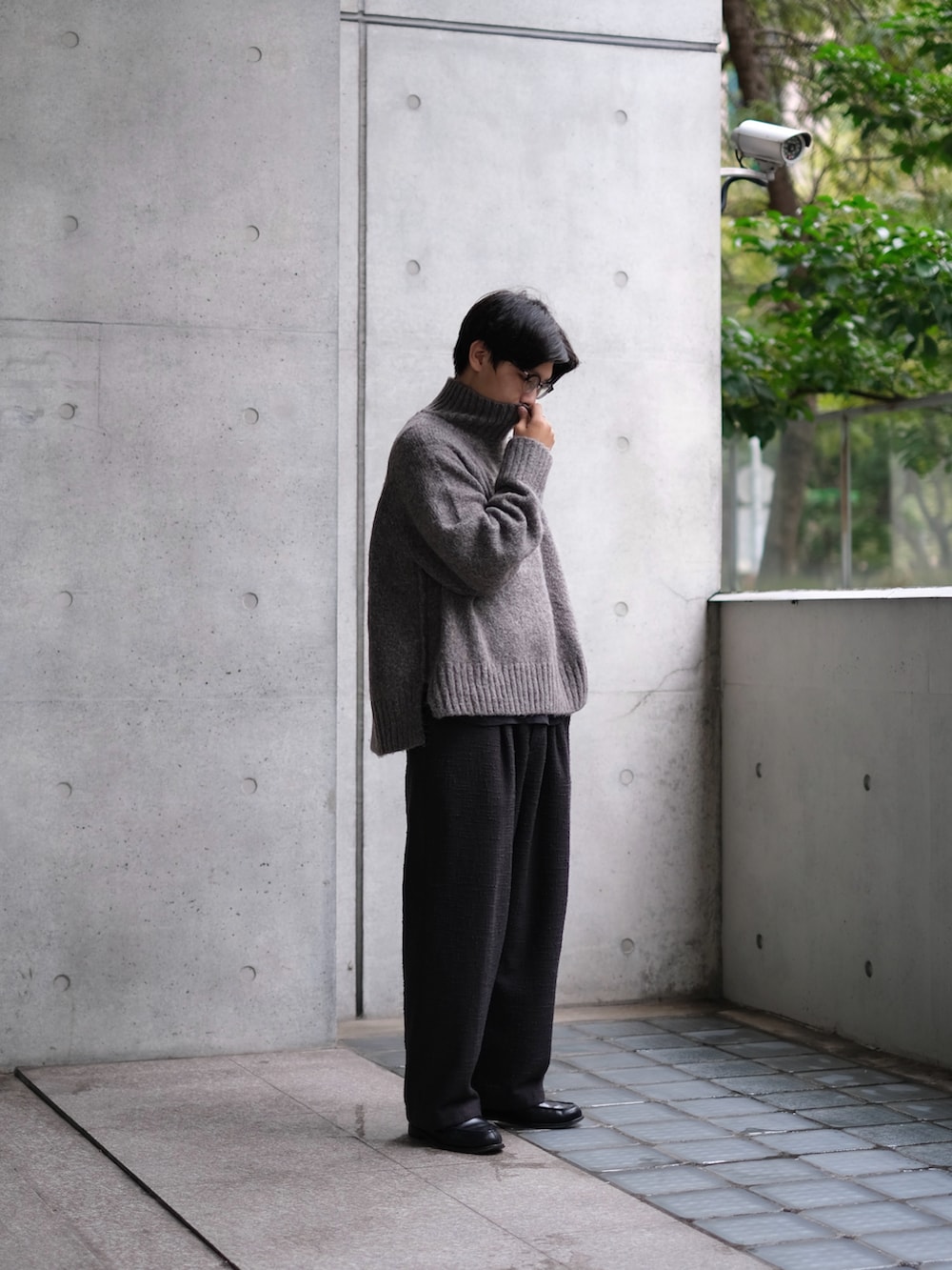 「冬コーデ、今日のコーデ、ootd、ootdtw、カジュアルコーデ、シンプル、大人コーデ、セーター、大人カジュアル、シンプルコーデ、きれいめカジュアル、冬、outfit、休日スタイル、黒」｜「LIDNMのLIGHT TWEED EASY TROUSERS（その他パンツ、グレー系）」を使った、Kさん（メンズ・174cm）の冬コーディネートの2枚目の写真