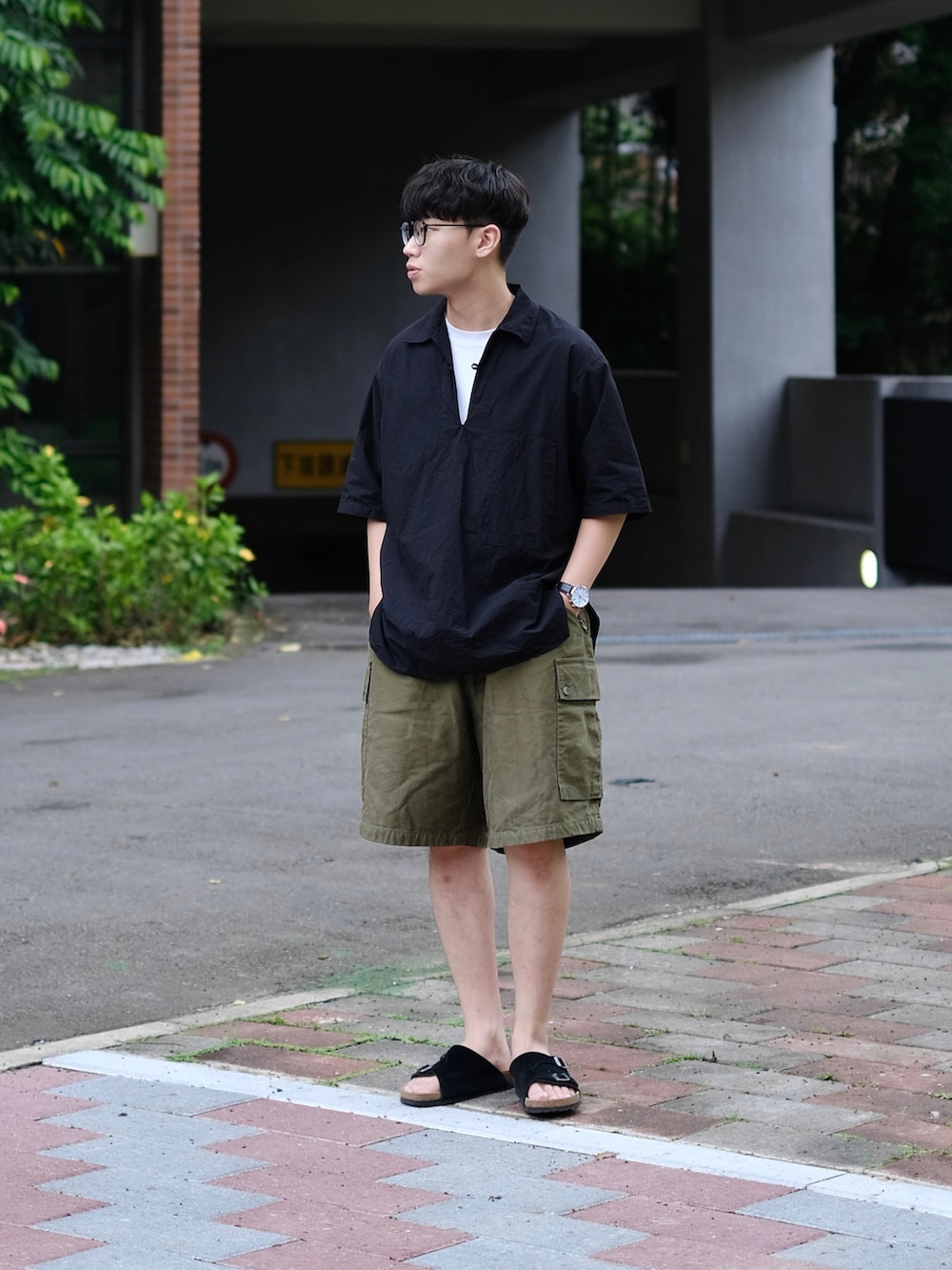 ブラック系のシャツ/ブラウス、ホワイト系のTシャツ/カットソー、グリーン系のその他パンツを着用したメンズの春コーディネートの4枚目の写真